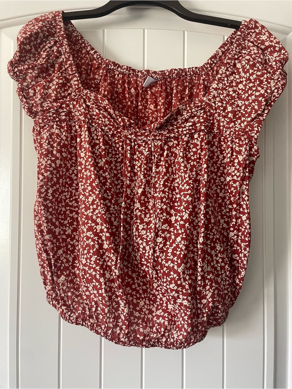 Women’s Bubble Cuff Sleeve Top in Rust Red